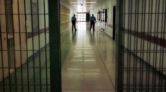 Hükümlü cezaevinde Covid-19 maskesi sebebiyle boğularak öldü