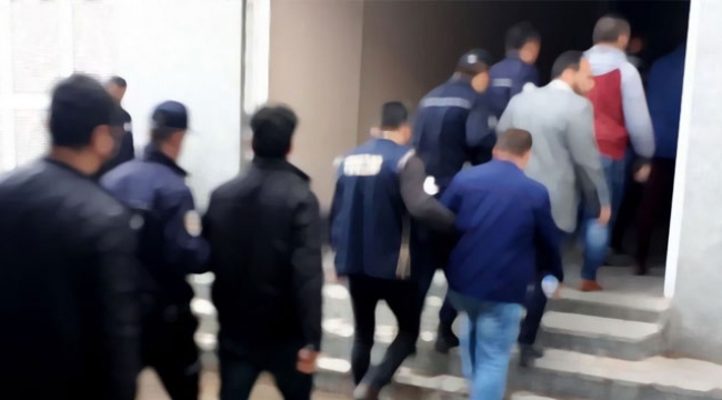 23 Gözaltı:'İzmir'de FETÖ operasyonu'