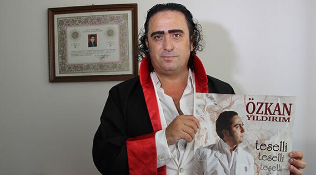 İzmirli avukat Özkan Yıldırım önce türkü söyledi, sonra uyardı