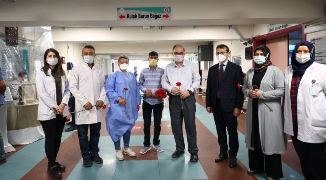 DOKTORLAR KARANFİL VERİP ÖZÜR DİLEYEN ŞÜPHELİYİ AFFETTİ