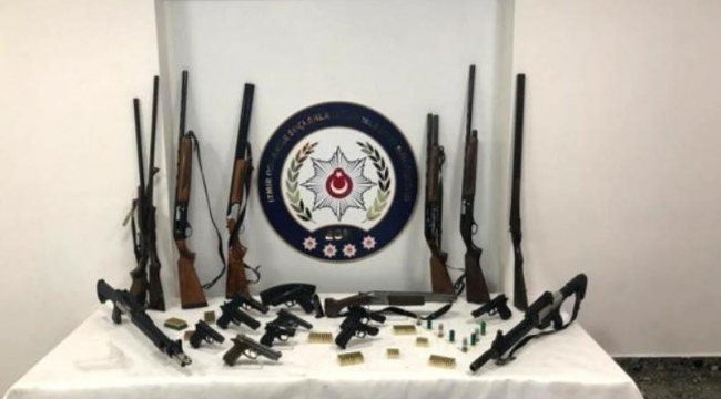 İzmir'de silah kaçakçılığından yakalanan 17 kişiden 12'si tutuklandı