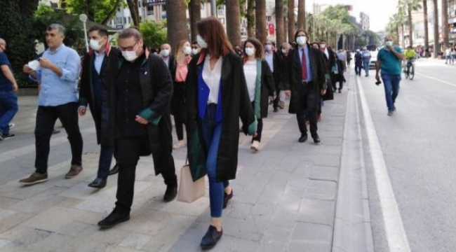 İzmir'de silahla tehdit ve darp edilen avukat için yürüdüler