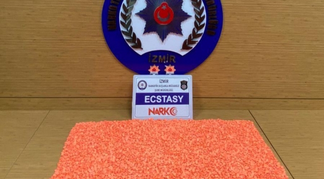 İzmir'de durdurulan kamyondan 10 bin 500 adet Ecstasy hap ele geçirildi