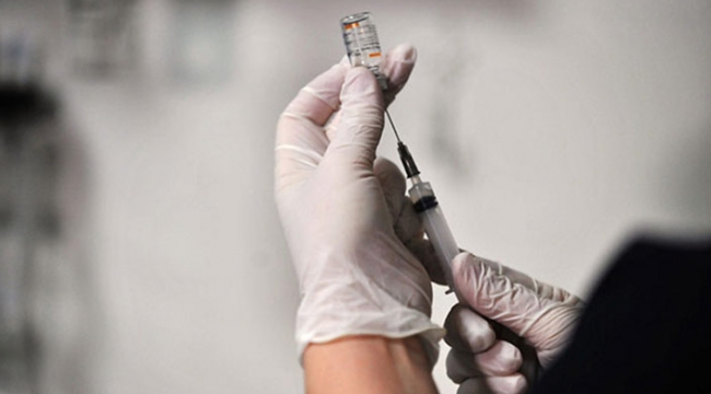 Yakınları için 'sahte aşı kartı' düzenleyen hemşire tutuklandı