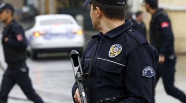 İZMİR'DE POLİSİN DURDURĞU ARAÇTAN 22 TANE SİLAH ÇIKTI