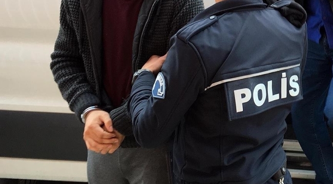 İzmir'de 'Teğmen'in silah zoruyla telefonunu alan zorbalar yakalandı