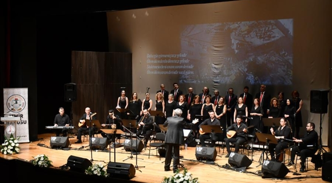 İzmir Barosu Türk Halk Müziği Korosu ayakta alkışlandı