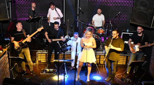 İzmirli avukatlardan oluşan ilk baro müzik grubu,'Grup Değişik İş' ilk konserini verdi