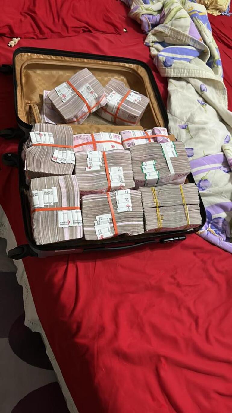Altın kaplamalı silahlar ve çantalar dolusu para:'Kara para aklayan