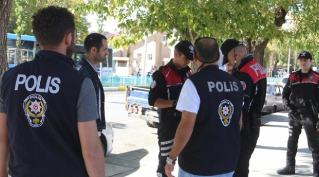 İzmir'de polisten okul önü ve çevresinde sıkı denetim