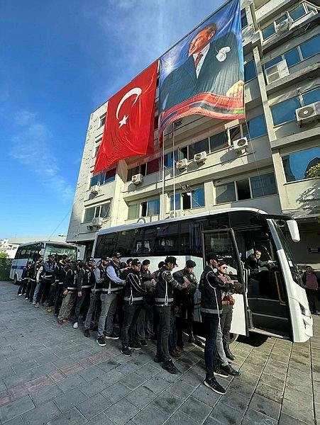 İzmir'de FETÖ'ye 'Kıskaç'! Yakalanan 84 kişi adliyede