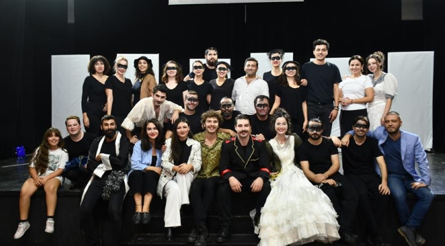 İzmir Barosu Tiyatro Topluluğu Cumhuriyetimizin 100. Yılında Jean Genet'nin "Balkon" Oyununu Sahneledi