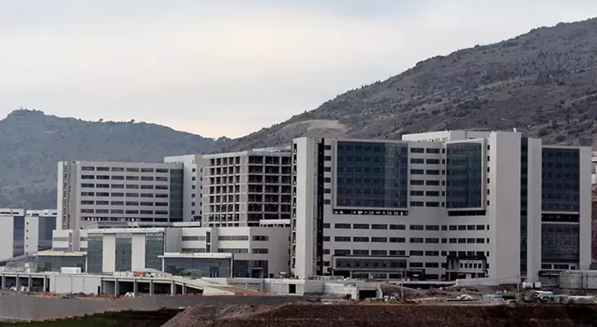 İzmir Bayraklı Şehir Hastanesi'nde bu kez doktor hasta ve yakınına saldırdı!