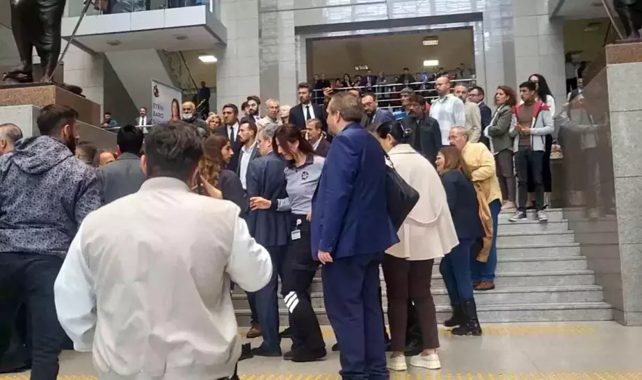 İSTANBUL BARO BAŞKANI ÇANTASINI X -RAYA KOYMAK İSTEMEYİNCE ARBEDE ÇIKTI
