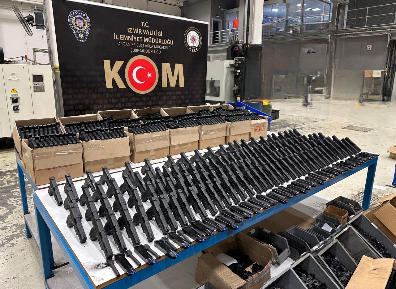 İZMİR ORGANİZE ŞUBEDEN MENDERES'TE YASA DIŞI SİLAH ATÖLYESİNE BASKIN