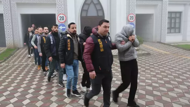 33 TUTUKLAMA:'EVCİL HAYVAN SAHİPLENDİRME ADI ALTINDA 110 MİLYON LİRALIK VURGUN YAPAN ŞEBEKEYE OPERASYON'