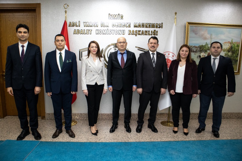 İZMİR'DE BİRİNCİ SINIFA AYRILAN HÂKİMLERE PLAKET