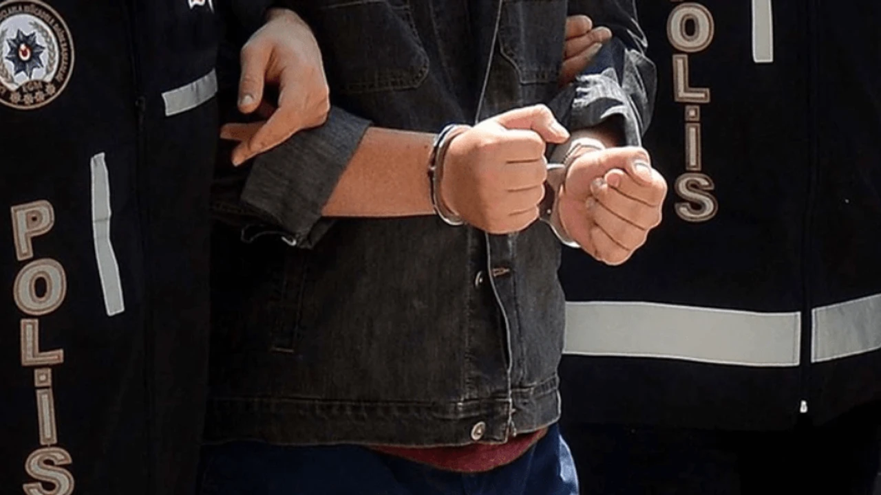 578 BİN 900 LİRA ALIP KARŞILIĞINDA SAHTE TAHLİYE BELGESİ DÜZENLEMİŞ:ADLİYEDE SUÇÜSTÜ YAKALANAN AVUKAT DOLANDIRICILIKTAN TUTUKLANDI''
