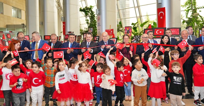 İZMİR CUMHURİYET BAŞSAVCISI ALİ YELDAN VE EKİBİ ÇOCUKLARIN MUTLULUĞUNA ORTAK OLDU