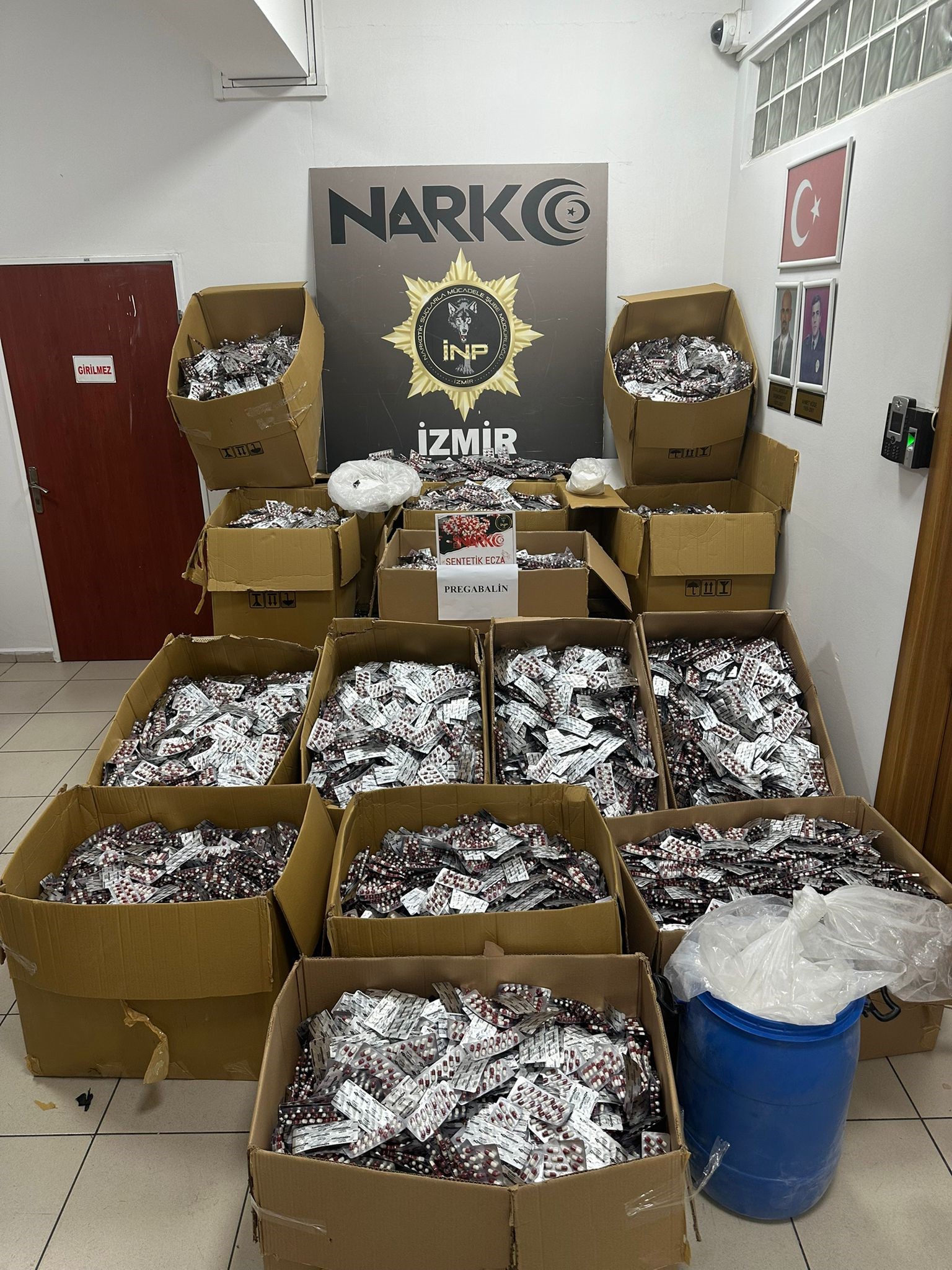 KARABAĞLAR'DA TORBACILARA DAĞITILMAK ÜZERE 881 BİN 800 ADET SENTETİK UYUŞTURUCU ELE GEÇİRİLDİ