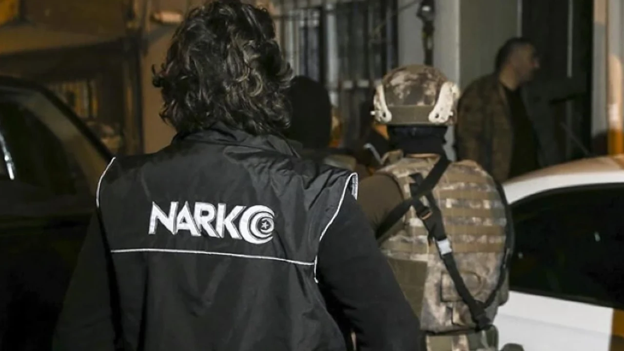 POLİS GÖZ AÇTIRMIYOR:'İZMİR'DE TORBACILARA DAĞITILMAK ÜZERE BİR EVDE TUTULAN YÜKSEK MİKTARDA UYUŞTURUCU MADDE ELE GEÇİRİLDİ'