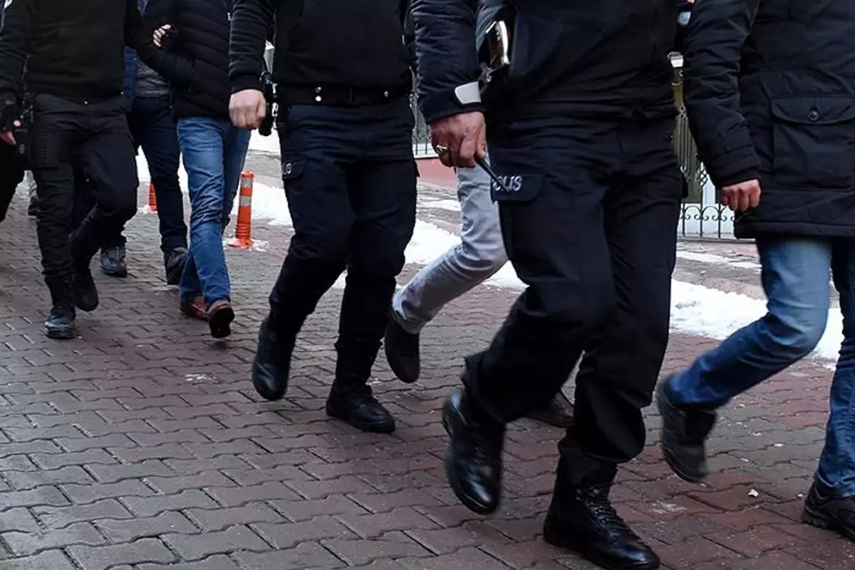 48 Gözaltı:'8 İlde Göçmen kaçakçılığı operasyonu'