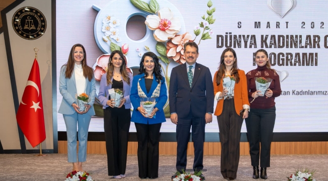 İzmir Adliyesi'nde '8 Mart Dünya Kadınlar Günü' Kutlaması